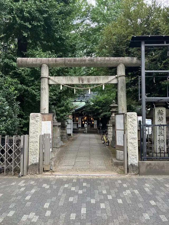 稲荷鬼王神社の鳥居と参道